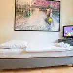Tolstov-Hotels Big 2 Room City Apartment